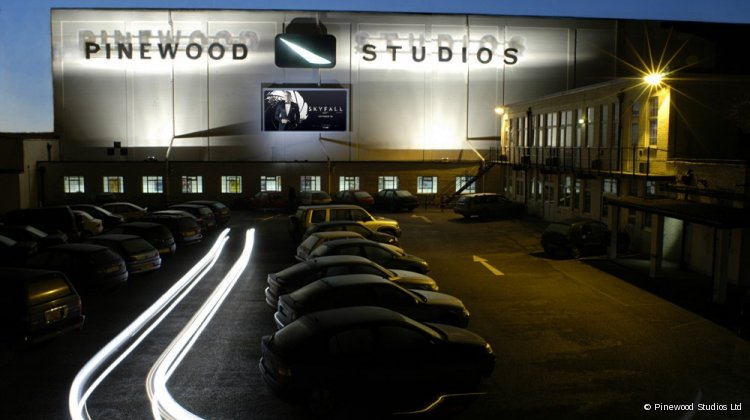 pinewood-at_night-s_0