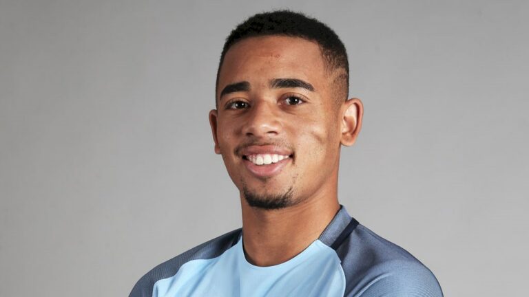 web-Gabriel-Jesus-signs-for-Manchester-City-A19U9400_0