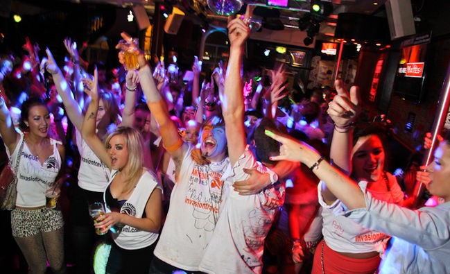 Students-on-the-Amsterdam-Invasion-Bar-Crawl_0