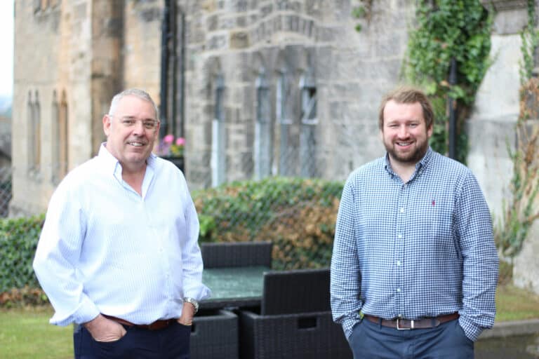 mage: (L-R) Graeme Scott, MD of sarn Technologies Ltd and Dan Kitchen, CEO of razorblue