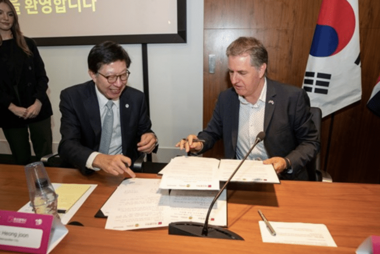 The mayors of Busan and Liverpool sign the deal